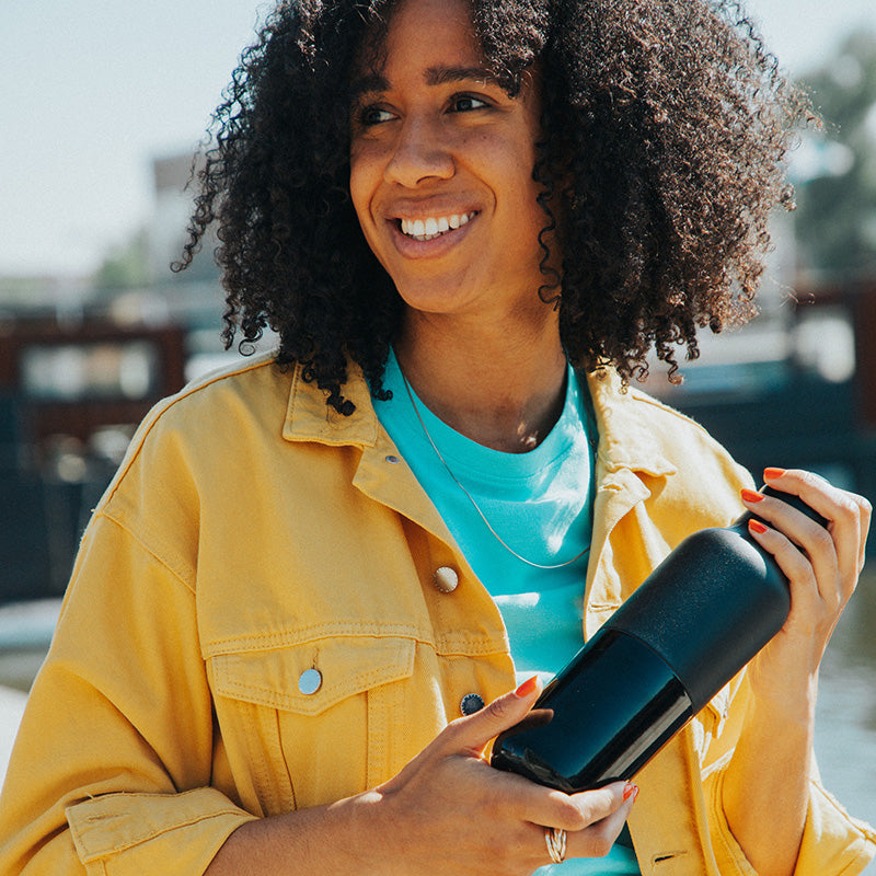 daily-on-the-go-set-s3 20oz_rise_classic_insulated_bottle_black_woman_smile_square.jpg