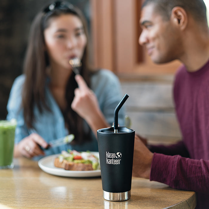 straw-2-pack-with-brush-black-o4 coffee-tumbler-metal_straw_lifestyle.jpg