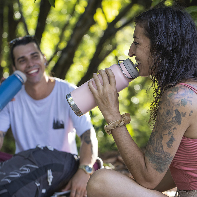 32oz-tkwide-with-twist-cap-j4 tkwide_32oz_insulated_bottle_twist_costarica_couple_drink_square.jpg
